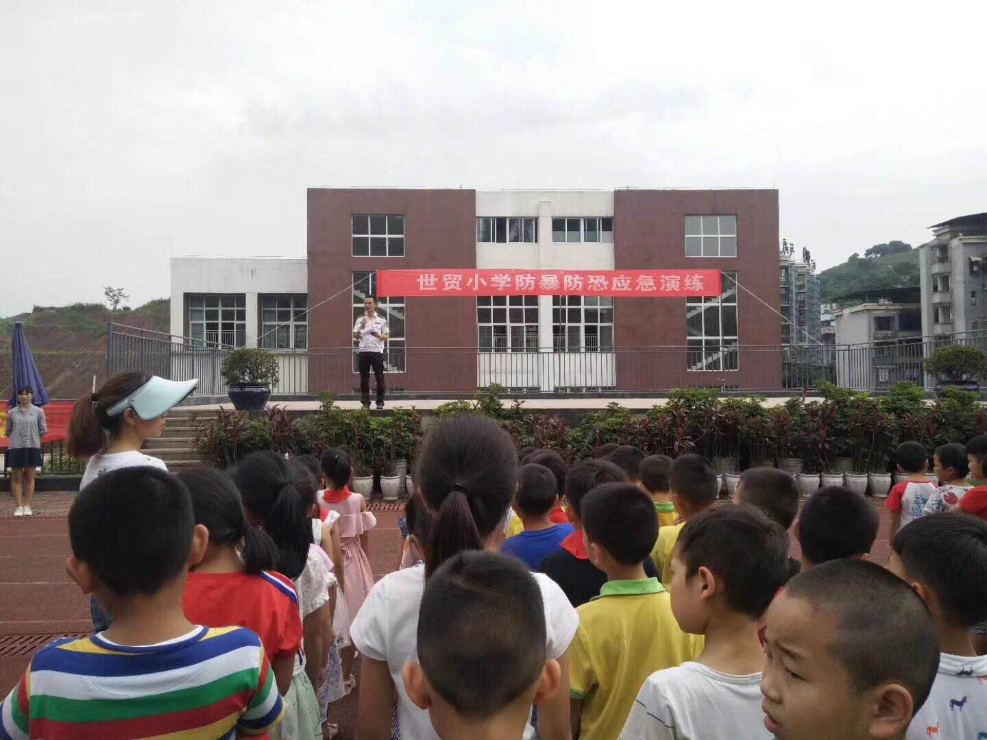 世贸小学防暴防恐演练(图1)