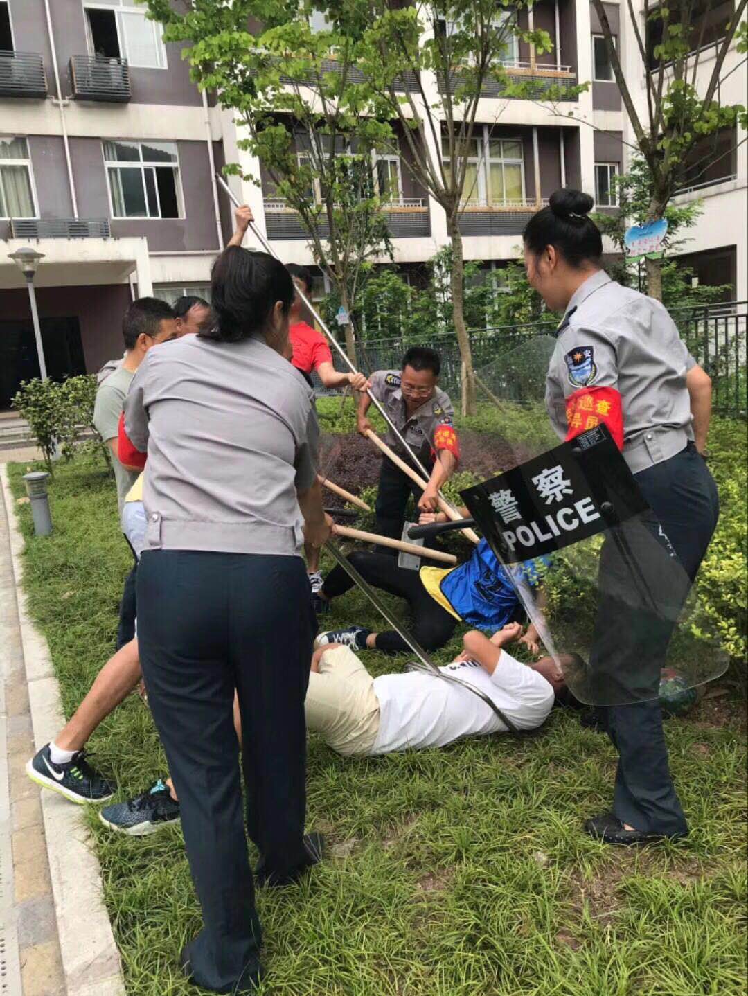 世贸小学防暴防恐演练(图4)